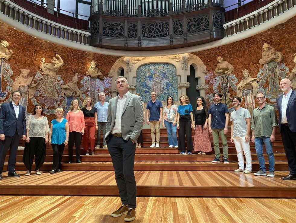 El nuevo director del Orfeó Catal Pablo Larraz con su equipo