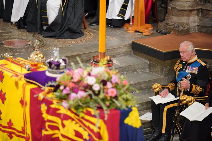 19 September 2022, United Kingdom, London: King Charles III is seen in front of the coffin of Queen Elizabeth II during her State Funeral at the Abbey. Photo: Dominic Lipinski/PA Wire/dpa