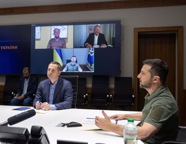 El presidente de Ucrania, Volodymyr Zelenski, y el presidente de BlackRock, Larry Fink, durante su reunión por videollamada.
