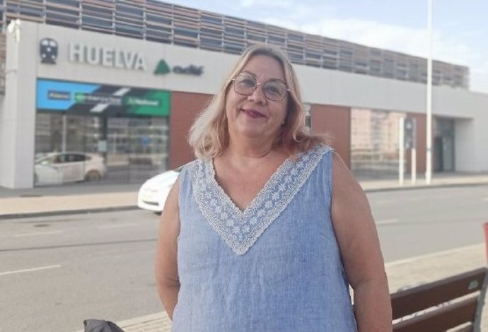 La portavoz de UP en el Ayuntamiento de Huelva y coordinadora local de Izquierda Unida, Mónica Rossi, en la estación de trenes de Huelva capital.