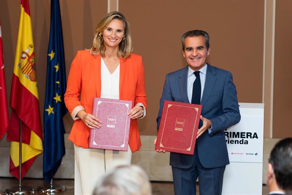 La consejera de Medio Ambiente, Vivienda y Agricultura de la Comunidad de Madrid, Paloma Martín, y el director territorial de Madrid Metropolitana de CaixaBank, Rafael Herrador