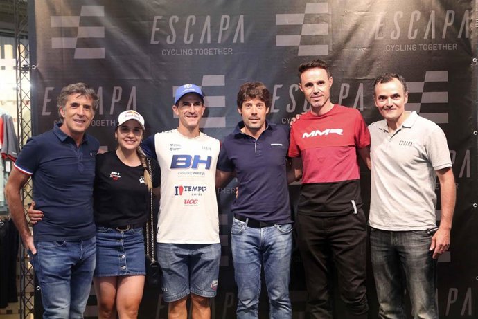 Los exciclistas Pedro delgado, Carlos Coloma, Óscar Freire y Samuel Sánchez, en la inauguración de la tienda más grande de bicicletas de la Comunidad de Madrid.