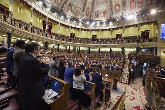 Archivo - Miembros del hemiciclo aplauden en una sesión plenaria, en el Congreso de los Diputados, a 16 de marzo de 2022, en Madrid (España). El pleno está marcado, entre otros asuntos, por las preguntas de la oposición al Gobierno central sobre su gest