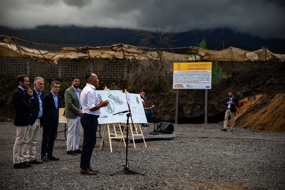 El ministro de la Presidencia, Félix Bolaños (3i); el presidente de Canarias, Ángel Víctor Torres (2i); y el presidente del Cabildo. Mariano Hernández Zapata (1i); en el acto de presentación del monumento 'La Puerta a la Esperanza'