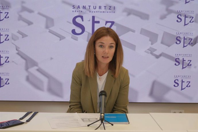 La concejal de Acción Social de Santurtzi, Itziar Carrocera, en rueda de prensa.