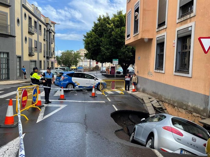 Hundimiento de una calle en La Laguna por lluvias intensas