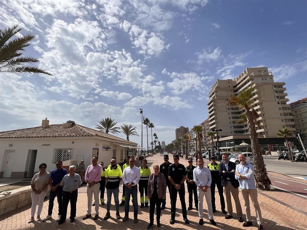 La alcaldesa de Fuengirola acompañada por responsables muncipales y representantes del sector turístico