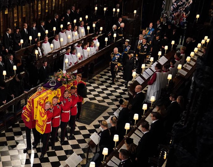 Entrada del fretre d'Elisabet II a la capella de Sant Jordi
