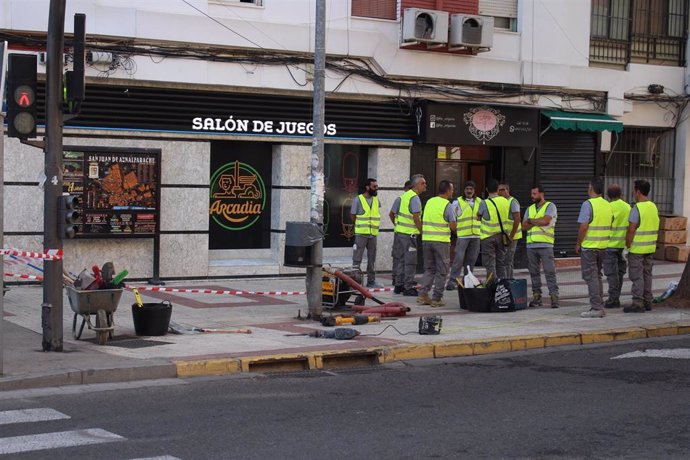 [Sevilla] Comienzan Las Obras De Sustitución Del Acerado Del Barrio Alto