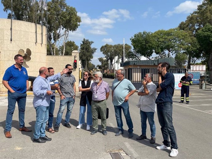 El partido político IU junto al comité de empresa de los astilleros de Navantia en San Fernando (Cádiz)