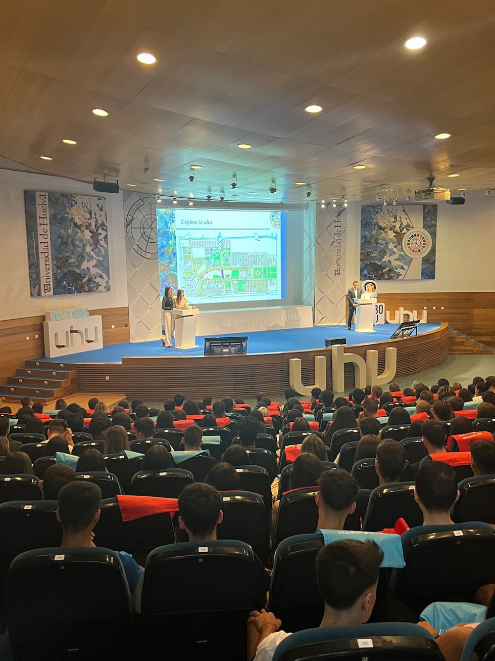 Bienvenida a los alumnos de nuevo ingreso.