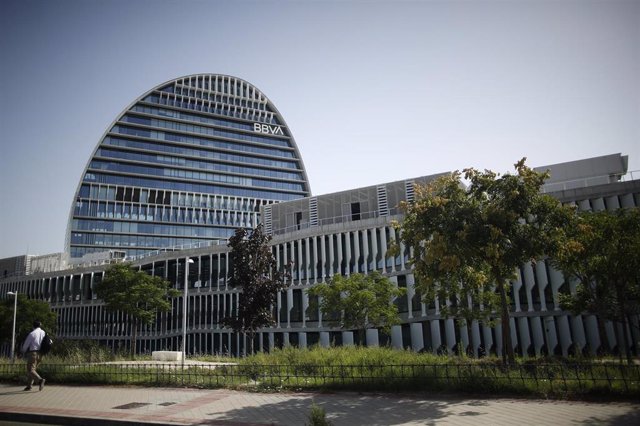 Archivo - Fachada del edificio del 'La Vela', sede del BBVA  en Madrid.