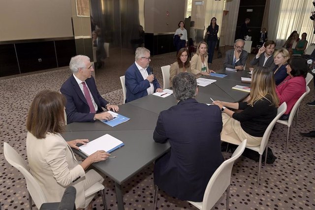 Parlamentarios europeos mantienen una reunión con el vicepresidente primero de la Xunta y conselleiro de Economía, Francisco Conde, y la alcaldesa de A Coruña, Inés Rey