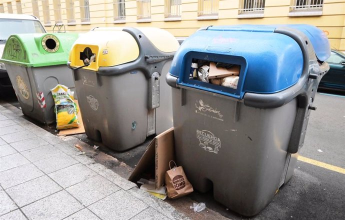 Archivo - Contenedores de basura en Santander