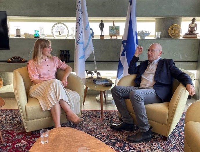 La consellera Victria Alsina con el responsable del Peres Center for Peace and Innovation Nadav Tamir.