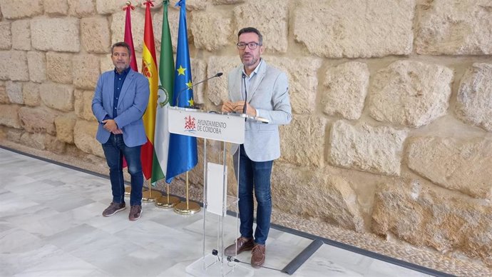 Romero interviene junto al nuevo edil del PSOE, Joaquín Dobladez.