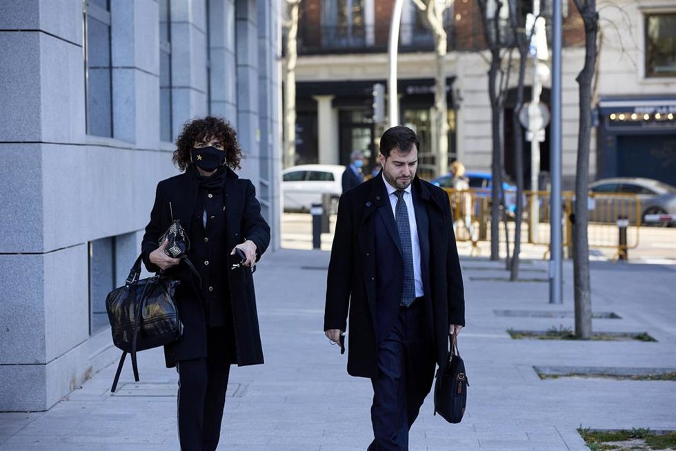 Archivo - La mujer del comisario jubilado José Manuel Villarejo, Gema Alcalá, a su llegada a la Audiencia Nacional para declarar como investigado en relación con CENYT, a 28 de febrero de 2022, en Madrid (España). 