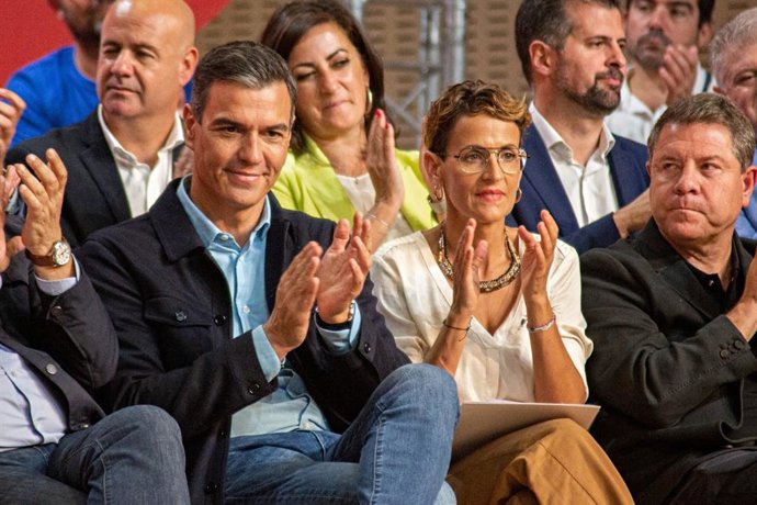 El president del Govern, Pedro Sánchez, juntament amb la presidenta de Navarra, María Chivite i el president de Castella La Macha, Emiliano García Page, en un acte del PSOE a Saragossa.