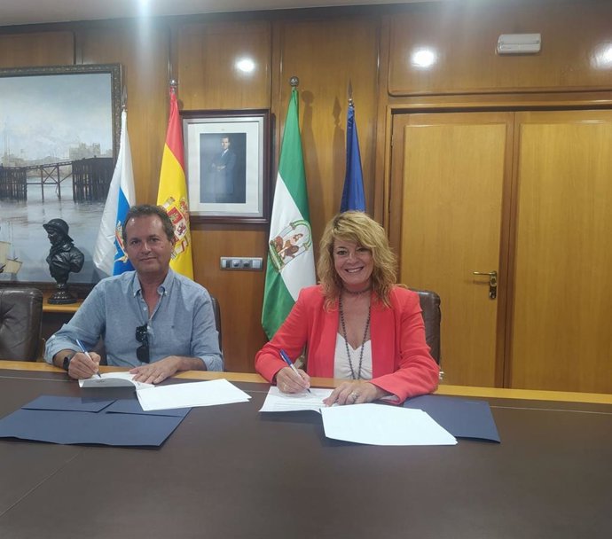 El Puerto Colabora En La Campaña De Entrega De Material Escolar De La Hermandad De La Victoria