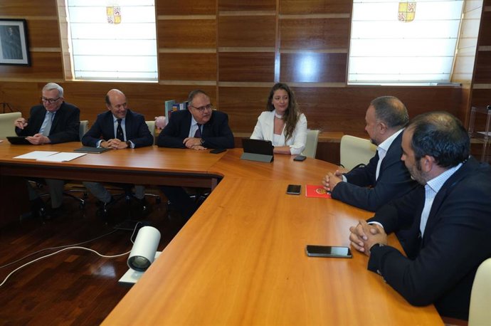 Alejandro Vázquez, durante la reunión para solucionar los problemas de falta de profesionales sanitarios en el Hospital de El Bierzo.