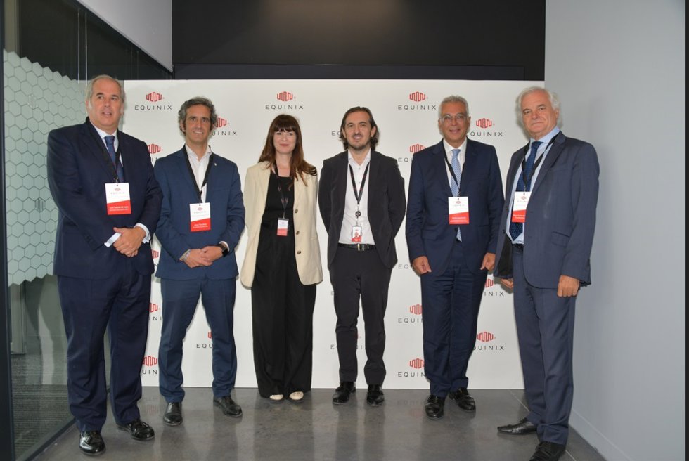 Archivo - Luis Suárez de Lezo, secretario general de AICA; Aitor Retolaza, Alcalde de Alcobendas; Judith Gardiner, Vice President, Growth and Emerging Markets en Equinix; Ignacio Velilla, Managing Director de Equinix en España; Carlos Izquierdo, Conseje