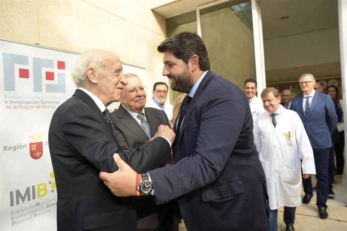 Imagen del homenaje al doctor Pascual Parrilla