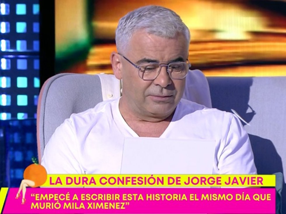 Jorge Javier leyendo la primera página de su libro durante el programa