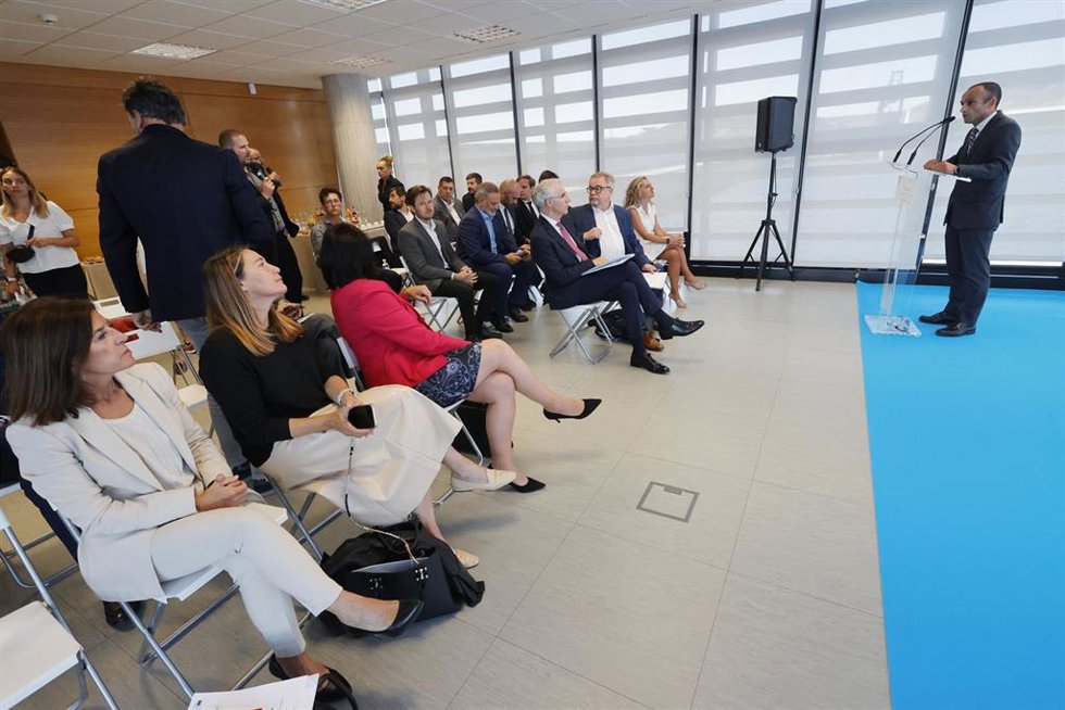 El vicepresidente primero de la Xunta, Francisco Conde, acompaña a una delegación de eurodiputados en su visita al puerto exterior de Ferrol, Navantia Fene y Reganosa.