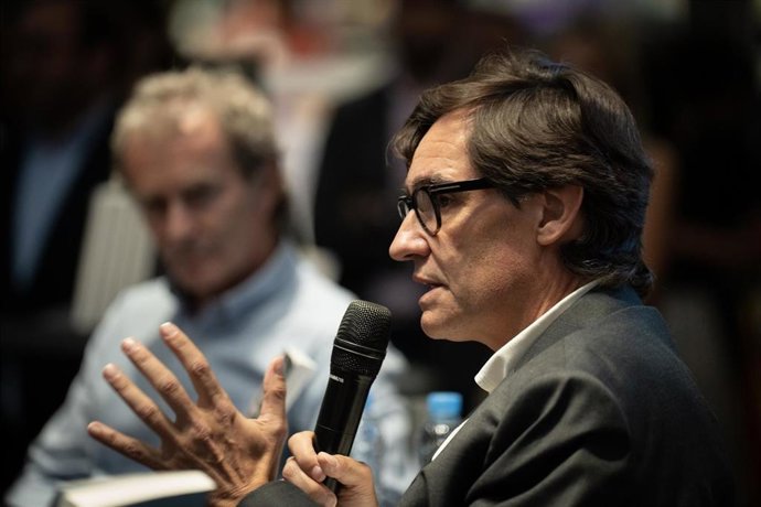 El primer secretario del PSC y exministro de Sanidad, Salvador Illa, durante la presentación de su libro 'El año de la pandemia' en Barcelona junto al director del Centro de Coordinación de Alertas y Emergencias Sanitarias (Ccaes), Fernando Simón