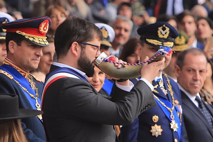 El presidente de Chile, Gabriel Boric, bebe la tradicional chica en cacho en la Parada Miliar de las Fuerzas Armadas