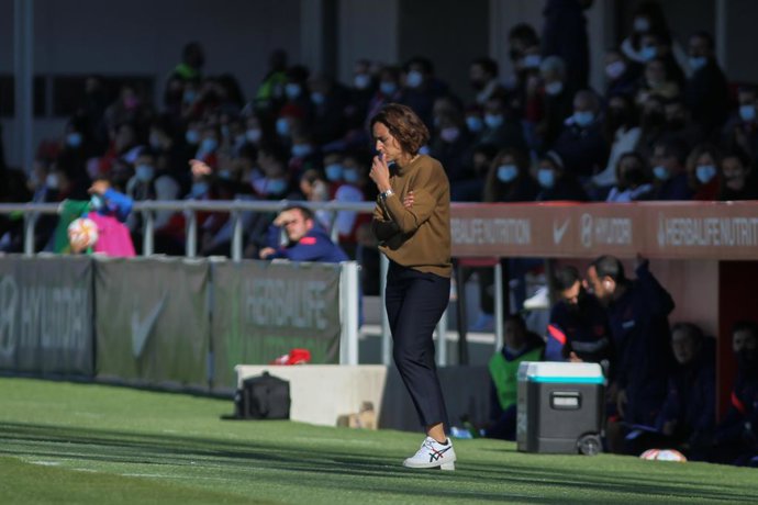 Archivo - Natalia Arroyo Clavel, head coach of Real Sociedad looks on during the Primera Iberdrola match between Atletico de Madrid and Real Sociedad at Centro Deportivo Wanda, on November 13th,  in Alcala de Henares, Madrid, Spain.