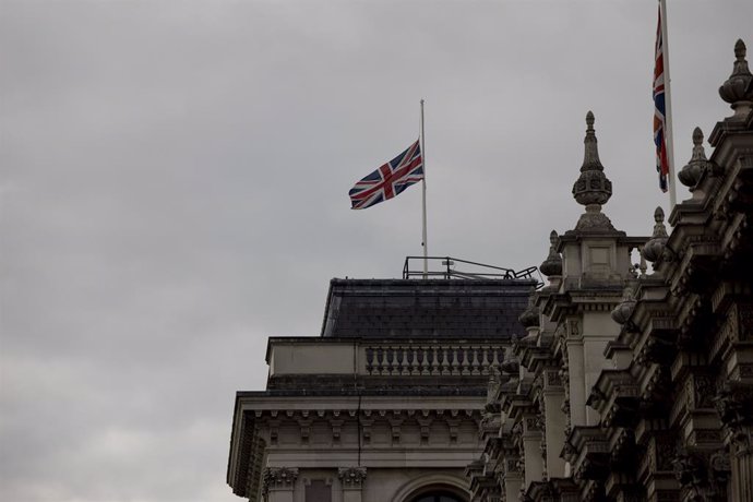 Bandera del Regne Unit a mitja asta en el número 10 de Downing Street, a Londres, per la mort d'Isabel II