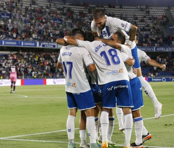 Los jugadores del CD Tenerife celebran el 1-0 de Enric Gallego ante el Málaga en LaLiga SmartBank 2022-2023