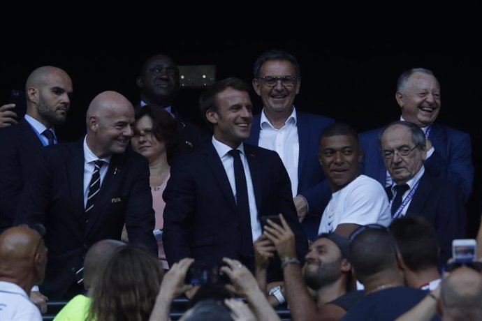 Archivo - Kylian Mbappé junto a Noel Le Graet, Enmanuel Macron y Gianni Infantino