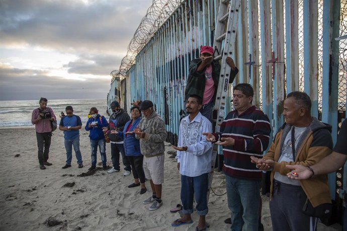 Archivo - Migrantes en la frontera de México y Estados Unidos