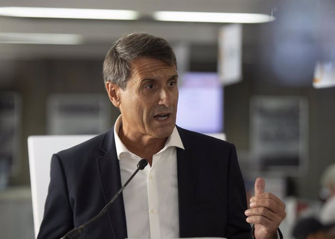 El delegado del Gobierno en Andalucía, Pedro Fernández, atiende a los medios de comunicación en Sevilla en una imagen de archivo