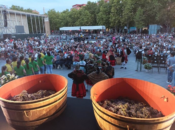 El pisado popular homenajea a la Cruz Roja en su 150 aniversario