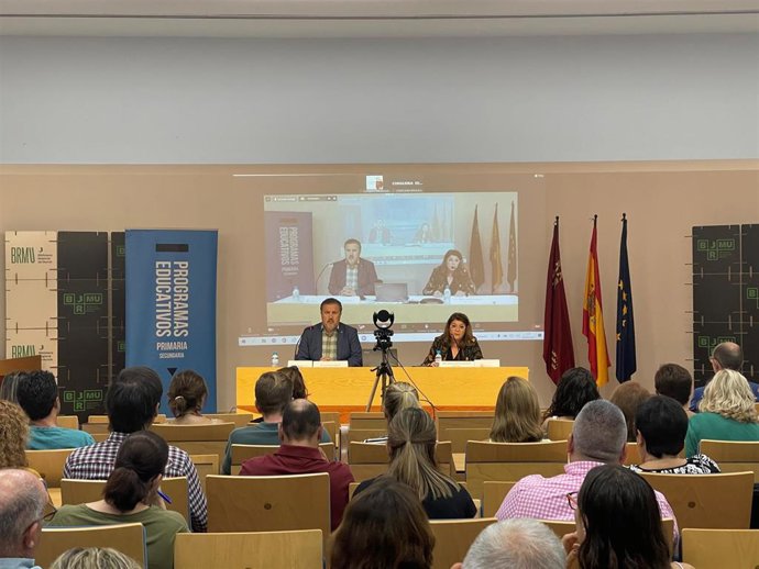 La consejera de Educación, María Isabel Campuzano, y el director general de Formación Profesional e Innovación, Juan García, durante la inauguración de las Jornadas Informativas de Programas Educativos.