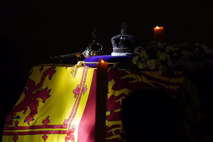 Ataúd de Isabel II en su capilla ardiente en Westminster