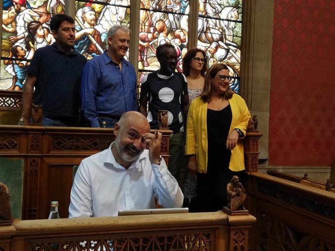 Antes del pleno del Consell en el que se votan los patrocinios deportivos, los representantes de MÉS posan para una foto, justo delante del conseller socialista Andreu Serra, responsable de la propuesta de Deportes.