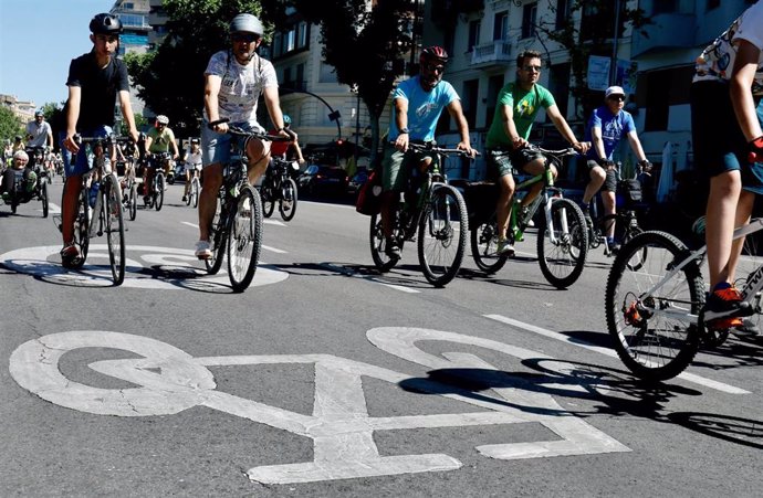 Archivo - Varios participantes, en bicicleta, en Madrid (España). 