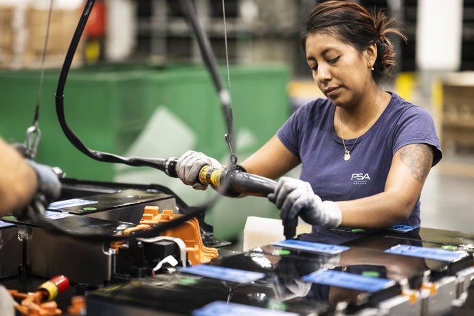 Una empleada en la planta automovilística de Stellantis, a 7 de septiembre de 2022, en Figueruelas, Zaragoza, Aragón (España).