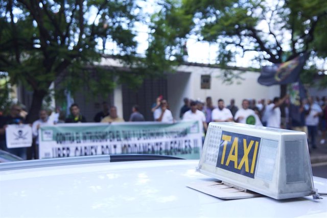Imagen de la concentración en Sevilla el 15 de septiembre de taxistas ante la Consejería de Fomento contra la regulación que prepara la Junta para los VTC.