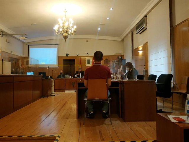 Archivo - Trib.- Absuelto el joven que fue acusado de dañar la escultura de Colón y robar en la sede de Democracia Nacional 