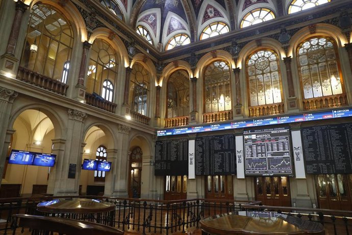 Paneles con los índices bursátiles en el Palacio de la Bolsa, a 14 de septiembre de 2022, en Madrid (España).  