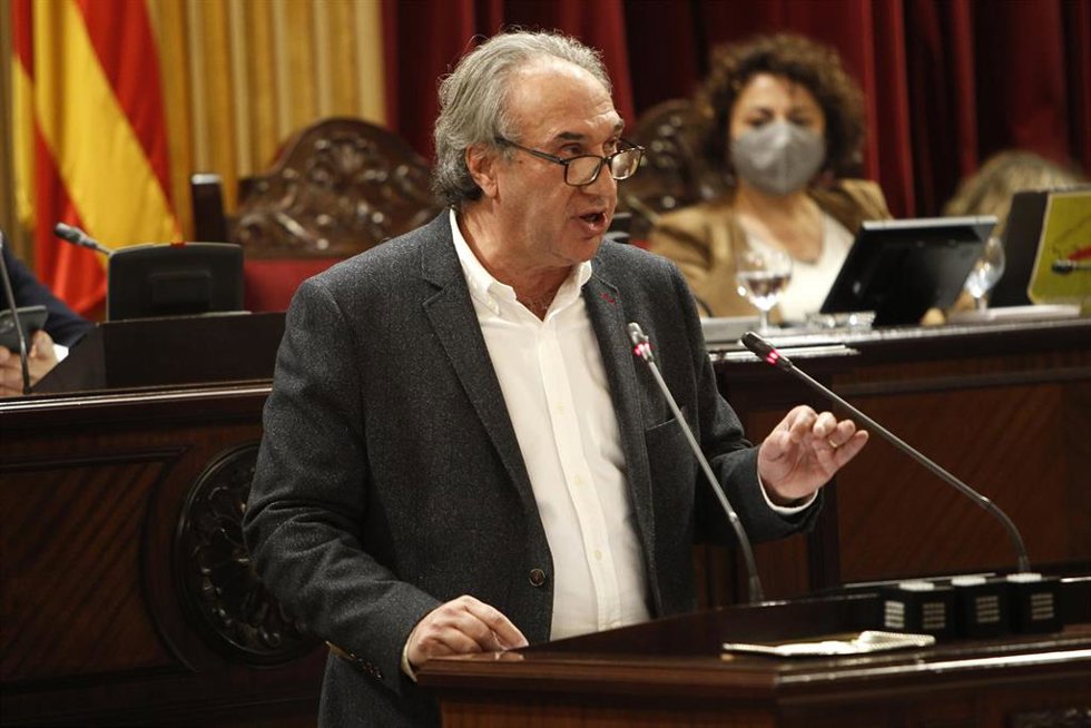 Archivo - El conseller de Educació, Martí March, interviene durante una sesión plenaria en el Parlament.