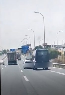 Investigados los conductores de un microbús y un coche que se picaron en la carretera y acabaron colisionando