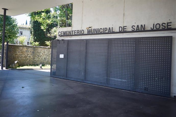 Archivo - Detalle de la puerta principal cementerio de Pamplona.