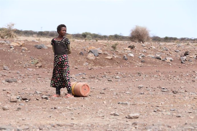 Archivo - Una joven junto a un bidón de agua en Laisamis, Kenia, una de las zonas afectada por la sequía