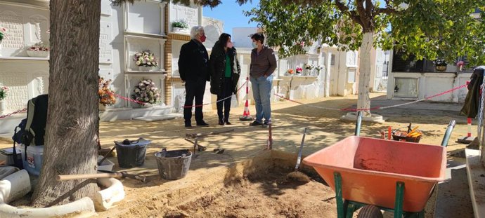 Archivo - Inicio de los trabajos en el cementerio de Espartinas